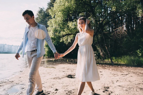 Feliz Joven Pareja Personas Corren Cerca Del Lago Tomados Mano —  Fotos de Stock