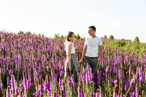 Una Encantadora Pareja Enamorada Camina Atardecer Campo Con Flores Primavera —  Fotos de Stock