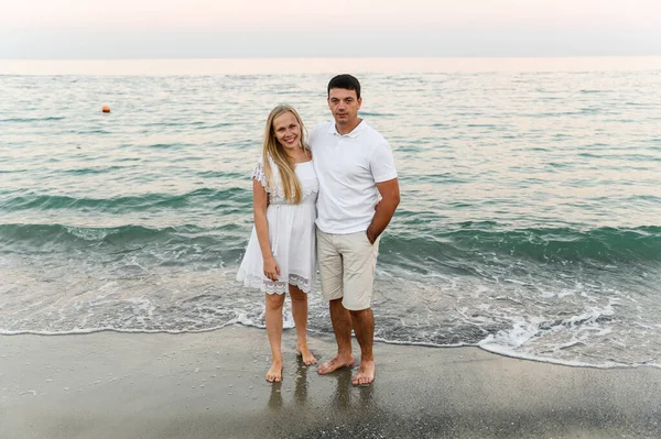 Pareja Feliz Abrazándose Orilla Del Mar Atardecer Del Día Romance — Foto de Stock