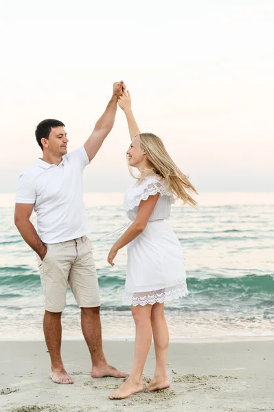 Pareja Feliz Abrazándose Orilla Del Mar Atardecer Del Día Romance — Foto de Stock