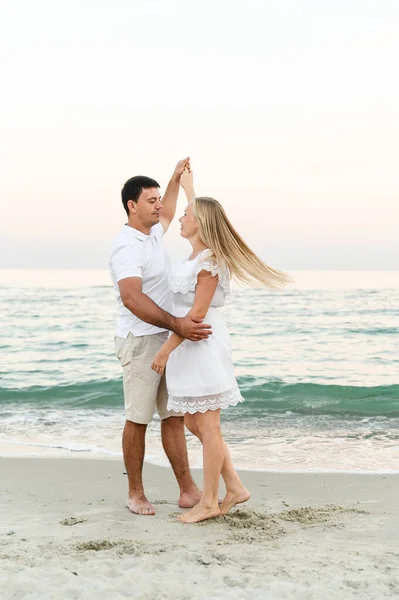 Šťastný Pár Objímající Pobřeží Při Západu Slunce Dne Letní Romantika — Stock fotografie
