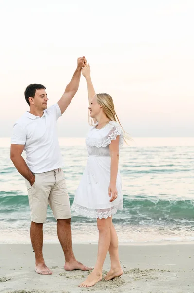 Pareja Feliz Abrazándose Orilla Del Mar Atardecer Del Día Romance — Foto de Stock