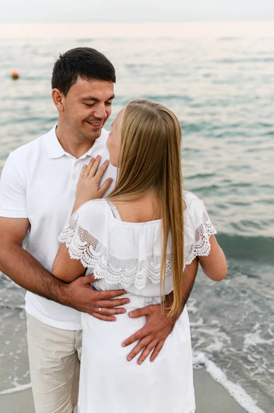 夏の服を着た女の子が海を歩いている 海の近くの日のロマンチックな夕日で夫婦 恋人たちは海岸沿いを走る 新婚旅行のための新婚旅行 — ストック写真