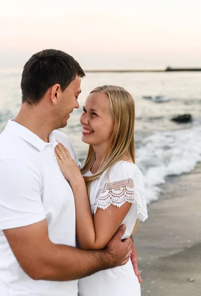 一个男人和一个穿着夏装的女孩在海边散步 在一天浪漫的落日下 夫妻二人在海边相逢 情人沿着海滩奔跑 新婚夫妇的蜜月 — 图库照片