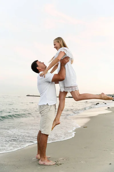 Hermosa Chica Con Pelo Blanco Besa Marido Mejilla Playa Cerca — Foto de Stock