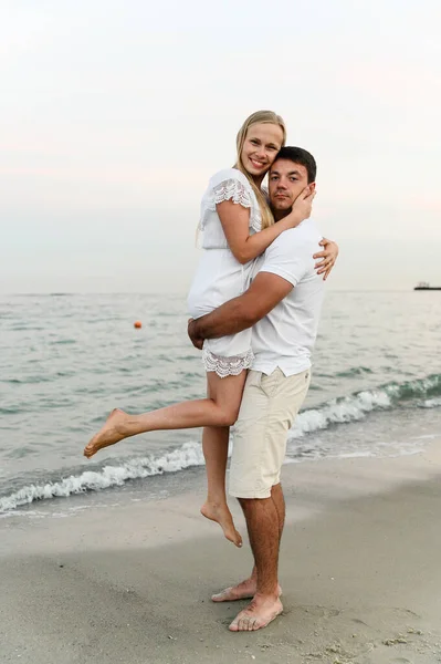 Hermosa Chica Con Pelo Blanco Besa Marido Mejilla Playa Cerca — Foto de Stock