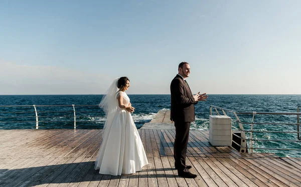 Bräutigam Mit Der Braut Meer Treffen Des Brautpaares Auf Der — Stockfoto