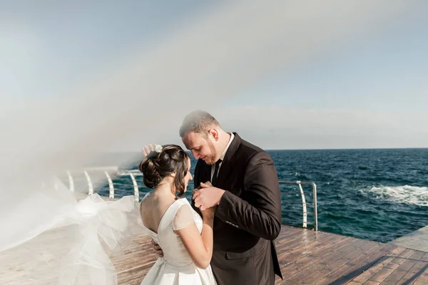 Bräutigam Und Braut Umarmen Sich Auf Dem Pier Vor Der — Stockfoto