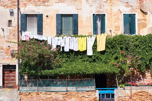 Lavandería colgando de una típica fachada veneciana. Italia — Foto de Stock