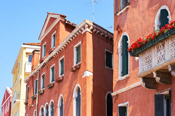 Coloridas fachadas de antiguas casas medievales en Venecia, Italia . — Foto de Stock