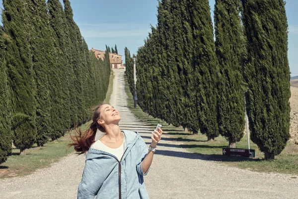 Ευτυχισμένος κορίτσι λαμβάνοντας μια selfie. Τοσκάνη, Ιταλία — Φωτογραφία Αρχείου