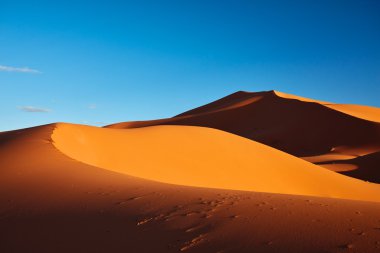 Sahra Çölü 'ndeki kum tepeleri, Merzouga, Fas