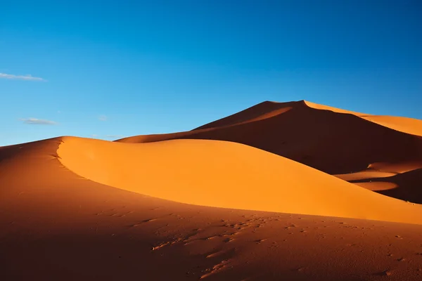 Dunas de arena en el desierto del Sahara, Merzouga, Marruecos —  Fotos de Stock