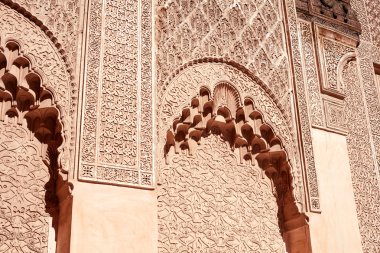 Marakeş, Fas - 03 Mart 2016: Ben Youssef Marakeş'te tüm dünyadan turistlerin ziyaret Madrasa. Ben Youssef Madrasa bir İslam Koleji yapıldı..