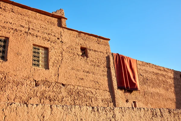 Ξήρανσης χαλί στο χωμάτινο τοίχους του σπιτιού, Μαρόκο — Φωτογραφία Αρχείου
