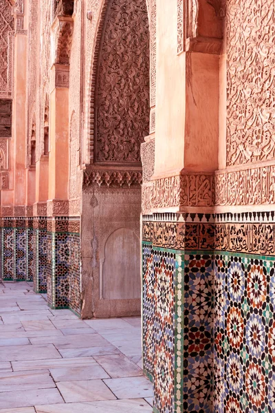 Marrakesz, Maroko - 03 marca 2016: The Ben Youssef Madrasa która jest odwiedzana przez turystów z całego świata w Marrakeszu. Ben Youssef Madrasa został islamskich college. — Zdjęcie stockowe