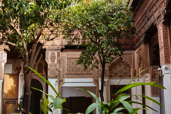 Marrakesz, Maroko 3 marca 2016: El Bahia Palace jest odwiedzana przez turystów z całego świata. Jest to przykład wschodniej architektury z XIX wieku. — Zdjęcie stockowe