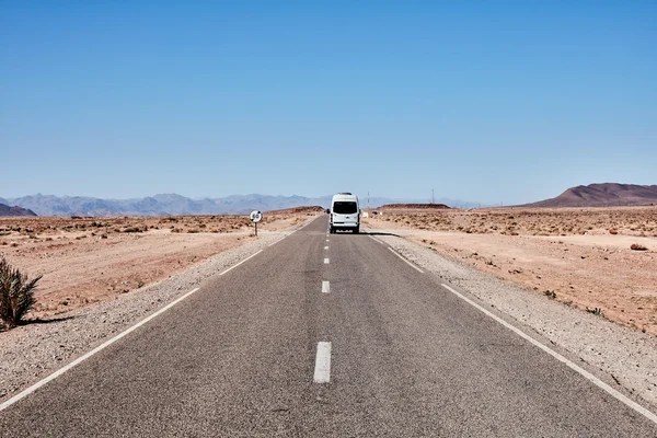 Camino sin fin en el desierto del Sahara, África — Foto de Stock