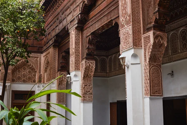 Marrakesz, Maroko 3 marca 2016: El Bahia Palace jest odwiedzana przez turystów z całego świata. Jest to przykład wschodniej architektury z XIX wieku. — Zdjęcie stockowe