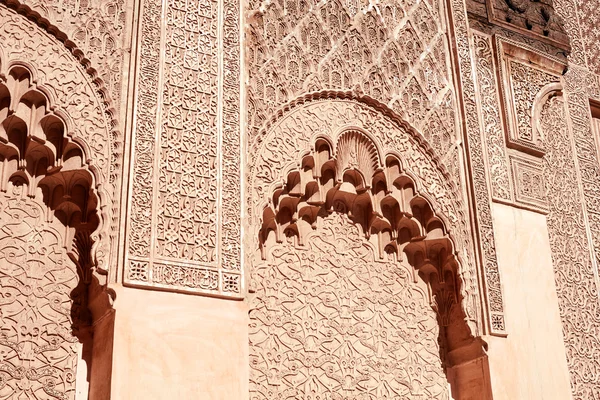 Marrakesz, Maroko - 03 marca 2016: The Ben Youssef Madrasa która jest odwiedzana przez turystów z całego świata w Marrakeszu. Ben Youssef Madrasa został islamskich college. — Zdjęcie stockowe