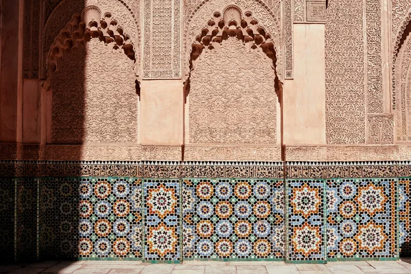 Marrakesz, Maroko - 03 marca 2016: The Ben Youssef Madrasa która jest odwiedzana przez turystów z całego świata w Marrakeszu. Ben Youssef Madrasa został islamskich college. — Zdjęcie stockowe