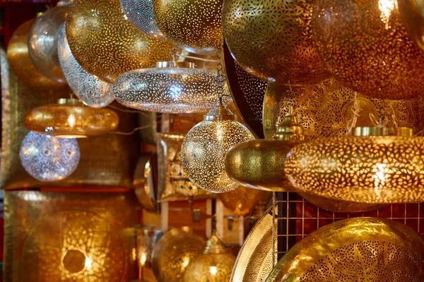 Lámparas metálicas marroquíes brillantes en la tienda en medina de Marrakech, Marruecos — Foto de Stock