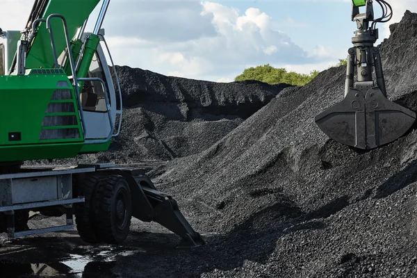 装载煤的挖掘机，成堆的煤 — 图库照片