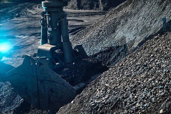 Excavadora de carga de carbón, montones de carbón —  Fotos de Stock