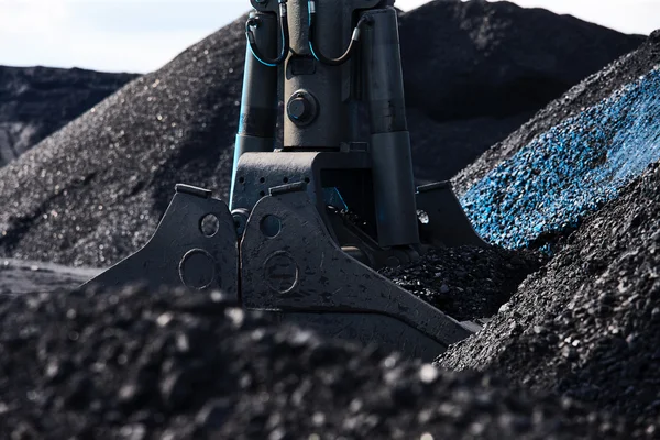 Excavadora de carga de carbón, montones de carbón —  Fotos de Stock