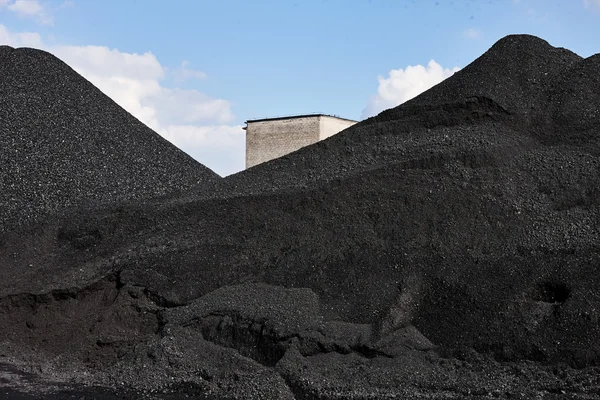 Kömür büyük yığınları — Stok fotoğraf
