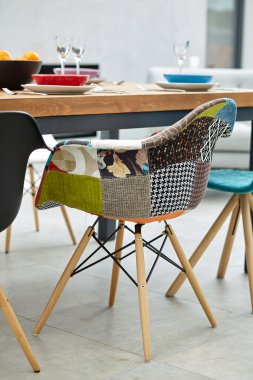 Yemek masası olan modern bir yemek odası. Küçük alan derinliği