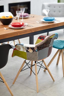 Yemek masası olan modern bir yemek odası. Küçük alan derinliği