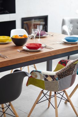 Yemek masası olan modern bir yemek odası. Küçük alan derinliği