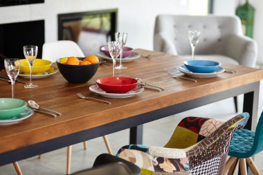 Yemek masası olan modern bir yemek odası. Küçük alan derinliği