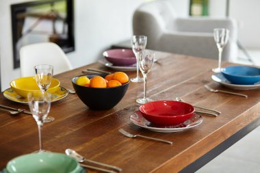 Yemek masası olan modern bir yemek odası. Küçük alan derinliği