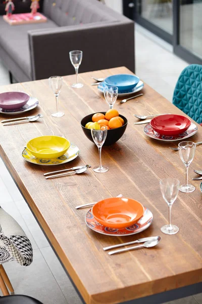 Yemek masası olan modern bir yemek odası. Küçük alan derinliği