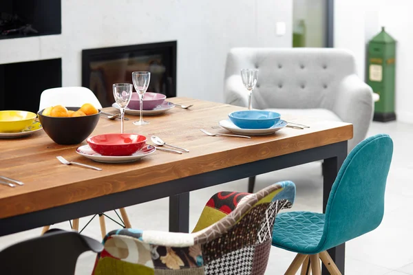 Yemek masası olan modern bir yemek odası. Küçük alan derinliği