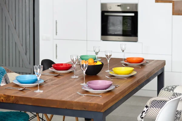 Moderno comedor con mesa de comedor. Pequeña profundidad de campo —  Fotos de Stock