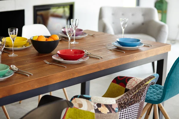 Sala de jantar moderna com mesa de jantar. Pequena profundidade de campo — Fotografia de Stock