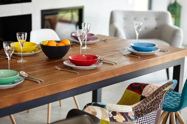 Yemek masası olan modern bir yemek odası. Küçük alan derinliği