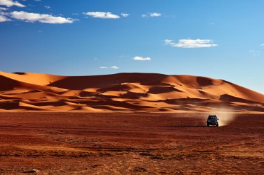 Sahra Çölü 'ndeki kum tepeleri, Merzouga, Fas