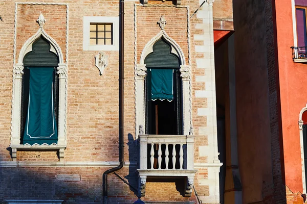 Coloridas fachadas de antiguas casas medievales en Venecia, Italia . — Foto de Stock