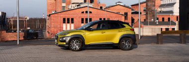 Katowice / Poland-02 / 15 / 2020: Hibrid Hyundai Kona eski bir porselen fabrikasının yanına park etti. Şehir otomobili platformunda bir SUV. Benzin ve elektrik motorunun toplam gücü 141 HP.