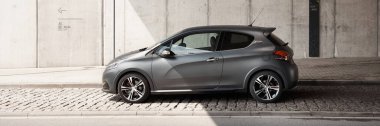 Katowice / Poland-05.05.2016: Gri Peugeot 208 GTI ve orijinal Matt Cila Silezya Müzesi 'nin beton duvarının altında duruyor. Tarikat kapağı, hızlı ve çevik. Motor 1.6l, 208 hp, 6.5 s 0-100 km