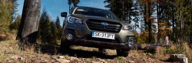Wisla / Polonya - 10.13.2019: Dağ yollarında sürekli dört tekerden çekişli Subaru Outback. Model 2019, 175 hp motor