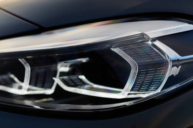 Katowice / Poland- 07.19.2020: LED teknolojisinde yapılmış BMW 1 serisinin farlarının ayrıntıları. Model F40, 2019 'dan üretildi.