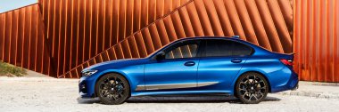 Zory / Polonya - 09.15.2019: BMW 330i ve M Performans paketi, Ateş Müzesi önünde. G20 modeli - Motor R6 258 hp