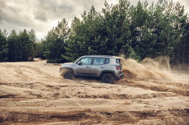 Siedlce Çölü / Polonya - 07.02.2017: Çölde 4x4 arabalı eğlence. Jeep Renegade buzlu kumda harika gidiyor..