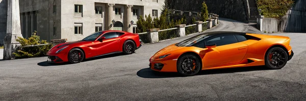 Gul Lamborghini Huracan Och Röd Ferrari F12 Parkerade Framför Vemork — Stockfoto