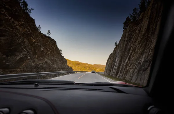 Una Vista Una Carretera Sinuosa Coche Estupendo Coche Deportivo Funcionamiento — Foto de Stock